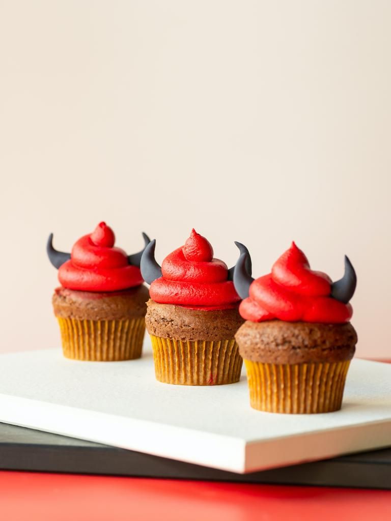 spoktacular haloween cupcakes - A sweet treat by FuturePxlz